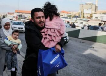 Cientos de refugiados comienzan a regresar a Siria tras la caída de Bashar Al Assad