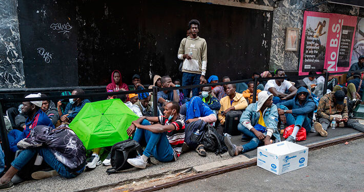 Nueva York anuncia cierre de uno de los campamentos más grande de migrantes