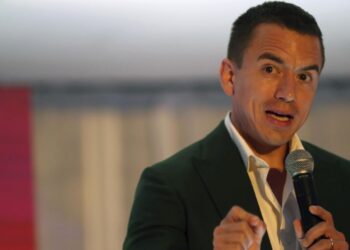 Presidente de Ecuador denuncia intento en su contra con un supuesto carro bomba