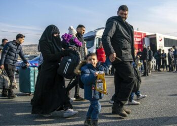 Número diario de sirios que regresan a su país desde Turquía se triplicó tras la caída de Al Assad