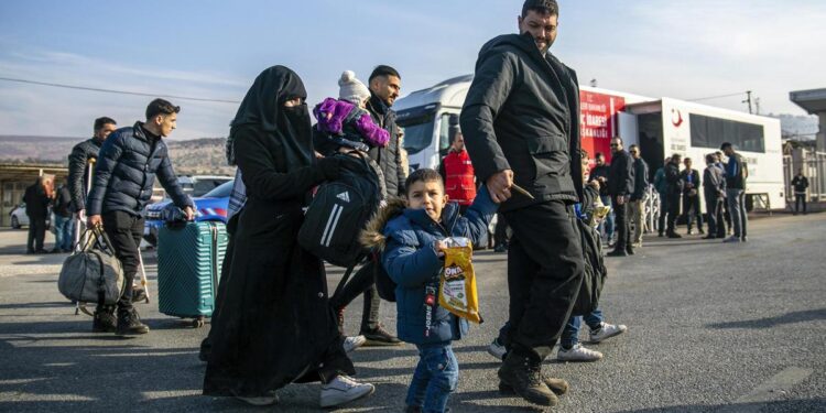 Número diario de sirios que regresan a su país desde Turquía se triplicó tras la caída de Al Assad