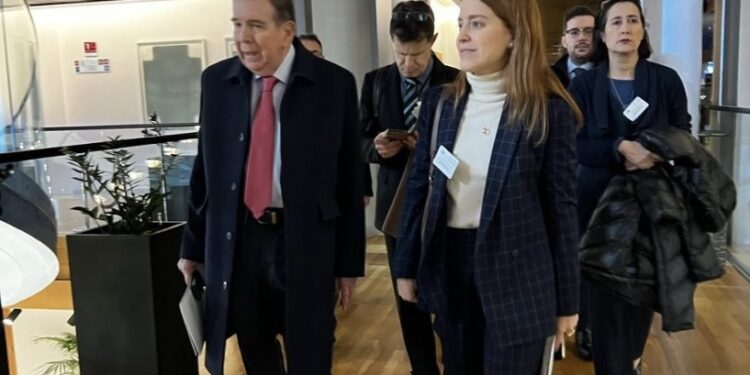 Edmundo González llega a Francia junto a la hija de María Corina Machado para recibir el premio Sájarov