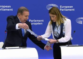 Edmundo González mostró en el Parlamento Europeo las actas que certifican su triunfo