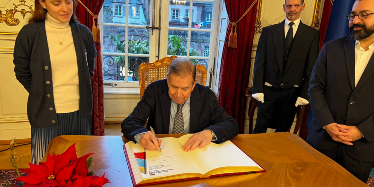 Edmundo González firmó en Estrasburgo un pacto con la unión y la democracia