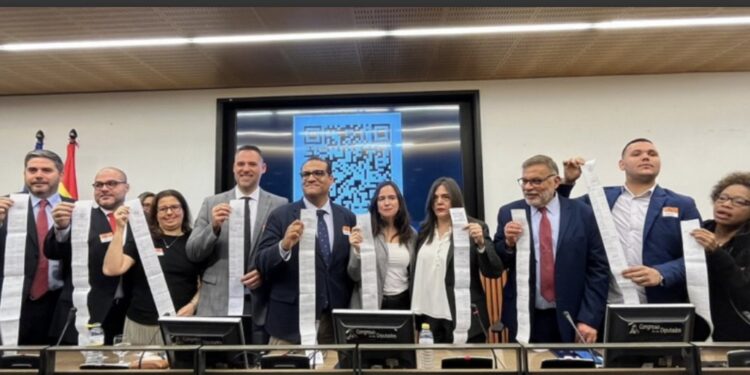 Oposición venezolana presenta ante el Parlamento de Madrid las actas que confirman victoria de Edmundo González