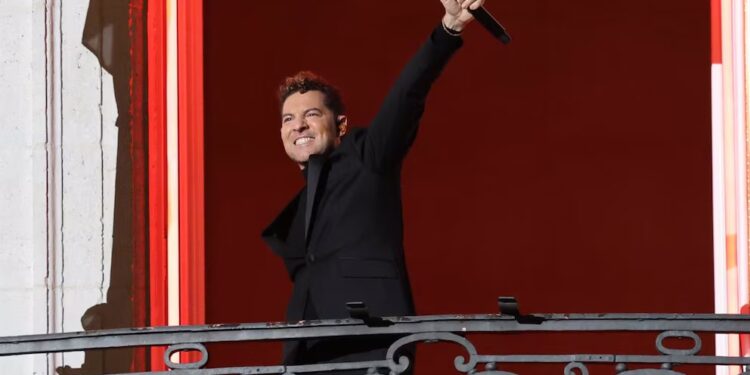 David Bisbal sorprende en la Puerta del Sol interpretando el villancico venezolano «El burrito sabanero»