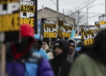 Cientos de trabajados de Amazon se declaran en huelga en EEUU