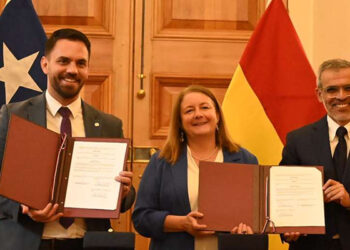 Chile y Bolivia firman un acuerdo en control migratorio y seguridad fronteriza