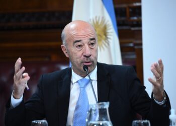 Argentina denuncia a exembajador en Venezuela por mediar en caso de gendarme detenido