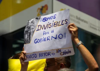 Pensionados venezolanos protestan al cumplirse 1.000 días sin aumento del salario mínimo