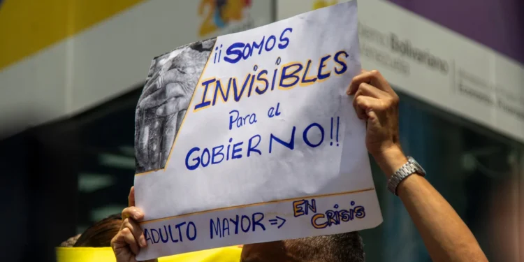 Pensionados venezolanos protestan al cumplirse 1.000 días sin aumento del salario mínimo