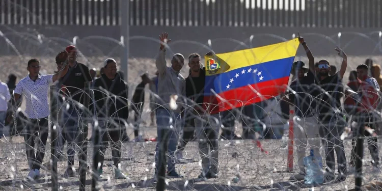 Casi 5 millones de migrantes y refugiados venezolanos están regularizados en Latinoamérica