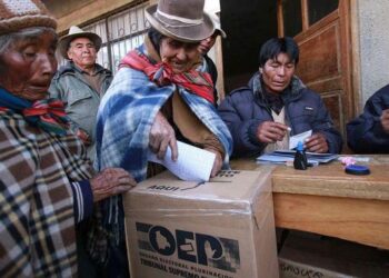 Los bolivianos comienzan a votar para elegir parcialmente a los jueces de altos tribunales