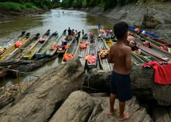 Rescatan en aguas colombianas a 44 migrantes, entre ellos venezolanos, que navegaban hacia Centroamerica