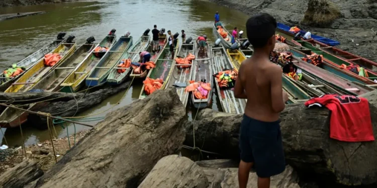 Rescatan en aguas colombianas a 44 migrantes, entre ellos venezolanos, que navegaban hacia Centroamerica