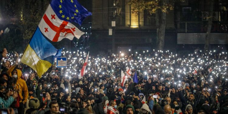 Caos en Georgia: presidenta se niega a dejar el cargo y crecen las manifestaciones