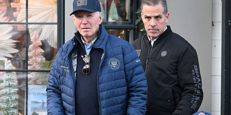 El presidente Biden indulta a su hijo Hunter por considerarlo víctima de ataques políticos