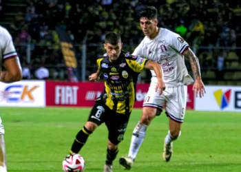Deportivo Táchira y Carabobo empatan en la ida de la final del fútbol venezolano