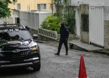 Argentina denuncia ante la OEA el hostigamiento contra su embajada en Caracas y exige salvoconductos para opositores