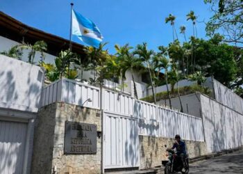 Argentina denuncia en la CPI el asedio a su embajada en Caracas y pide «determinación» para actuar ante los crímenes de Maduro