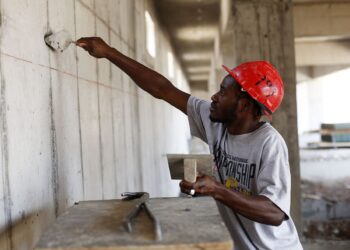 Los trabajadores migrantes representan el 68 % de la mano de obra global en los servicios