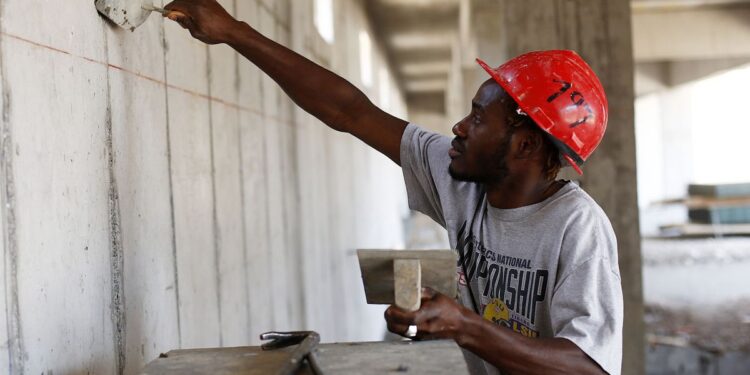 Los trabajadores migrantes representan el 68 % de la mano de obra global en los servicios