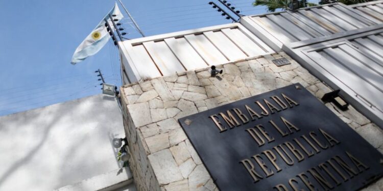 Asilado en embajada argentina en Venezuela denuncia intensificación del «asedio policial»