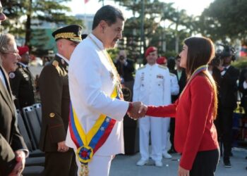 Maduro condecoró a los funcionarios civiles y militares sancionados recientemente por Estados Unidos