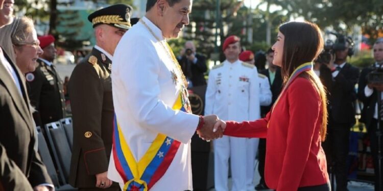 Maduro condecoró a los funcionarios civiles y militares sancionados recientemente por Estados Unidos
