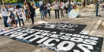 «Ellos no son terroristas»: Familiares de presos políticos protestaron frente a la Fiscalía