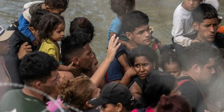 Unos 1.360 menores siguen sin ver a sus padres tras separación forzosa en frontera de EEUU