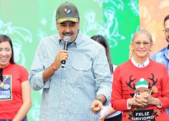 Maduro ridiculiza vigilia por presos políticos: «Se pintan la boca de rojo en vez de salir a rumbear»