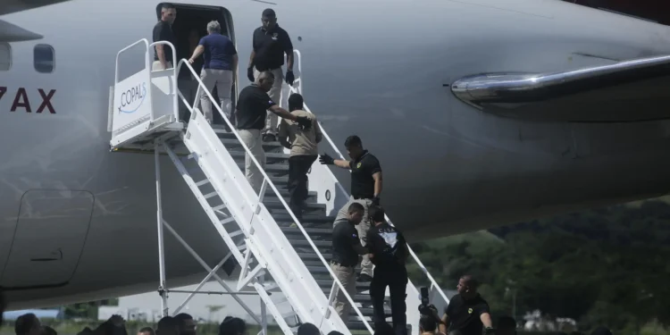 Cuba recibe un vuelo con 42 migrantes irregulares devueltos por Estados Unidos