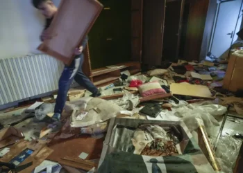 Decenas de sirios asaltan residencia de Asad e incendian parte del Palacio presidencial en «venganza por la opresión»