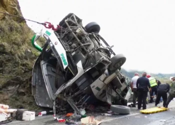 Al menos tres muertos y más de 20 heridos al volcarse un autobús en noroeste de Colombia