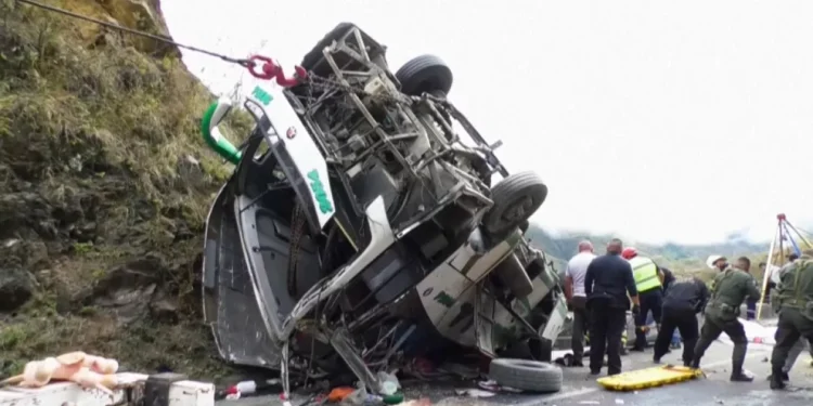 Al menos tres muertos y más de 20 heridos al volcarse un autobús en noroeste de Colombia