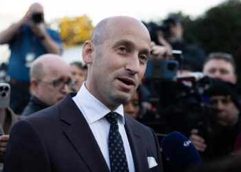 Asesor de Trump asegura que Bukele ofreció “niveles de cooperación” en migración a EEUU