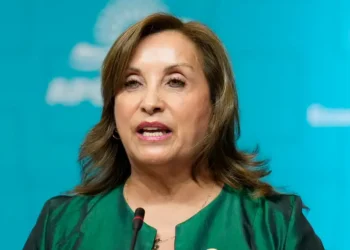 Perú: Dina Boluarte declara ante la Fiscalía por presunto abandono del cargo tras cirugía de nariz