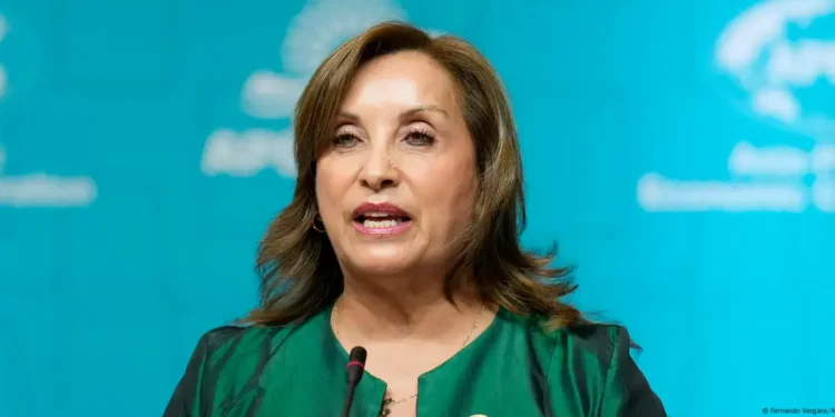 Perú: Dina Boluarte declara ante la Fiscalía por presunto abandono del cargo tras cirugía de nariz