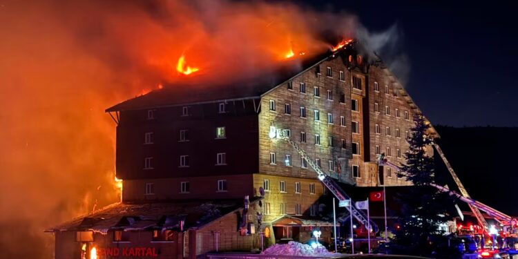 Incendio de un hotel en una estación de esquí en Turquía deja al menos 66 muertos