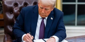 Trump firma una orden ejecutiva para negar la ciudadanía a hijos de inmigrantes indocumentados
