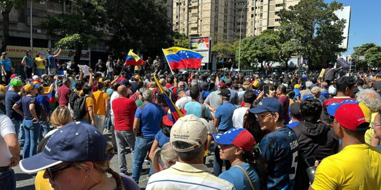 Caraqueños atienden el llamado de María Corina Machado para protestar contra el régimen de Maduro