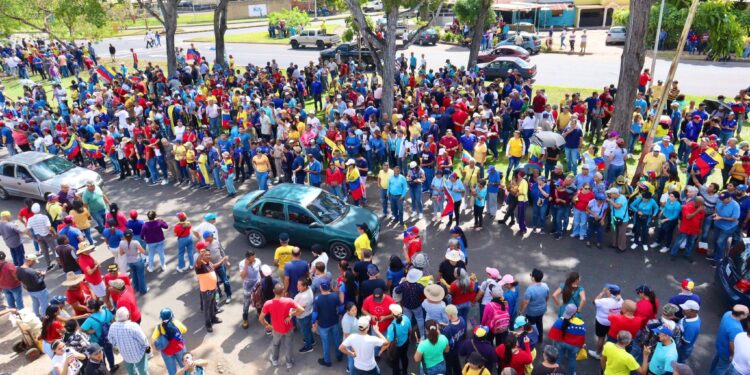 Venezolanos vencen el miedo y se concentran en varias ciudades para apoyar a Edmundo González pese a fuerte militarización y presencia de colectivos