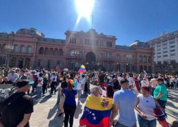 Cientos de venezolanos en Argentina se concentran frente a la Casa Rosada para recibir a Edmundo González (Fotos y video)
