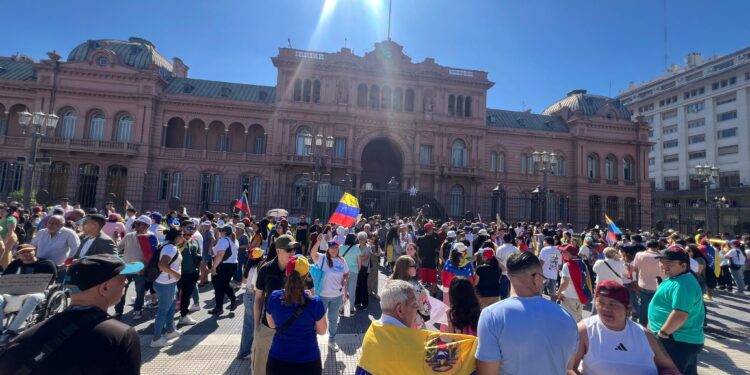 Cientos de venezolanos en Argentina se concentran frente a la Casa Rosada para recibir a Edmundo González (Fotos y video)