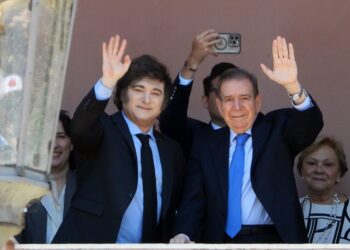 Milei y González Urrutia recibieron con júbilo el apoyo de venezolanos desde el balcón de la Casa Rosada