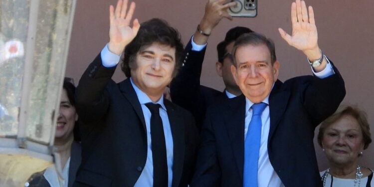 Milei y González Urrutia recibieron con júbilo el apoyo de venezolanos desde el balcón de la Casa Rosada