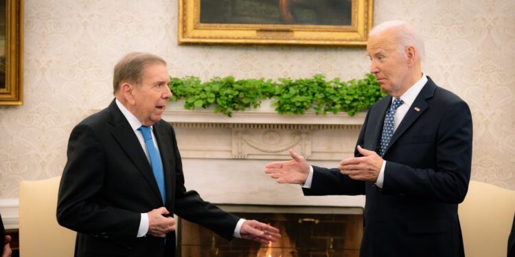 Joe Biden y Edmundo González coincidieron en que debe «honrarse su victoria» sobre Maduro