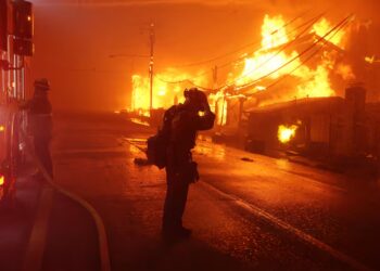 Fuertes incendios se extienden en California, Estados Unidos