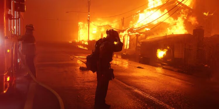 Fuertes incendios se extienden en California, Estados Unidos